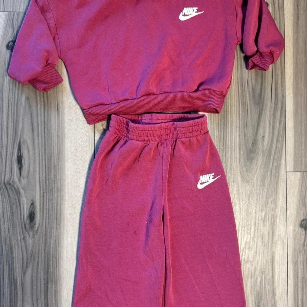 Nike baby jogging suit set, top and matching bottoms, size 8M